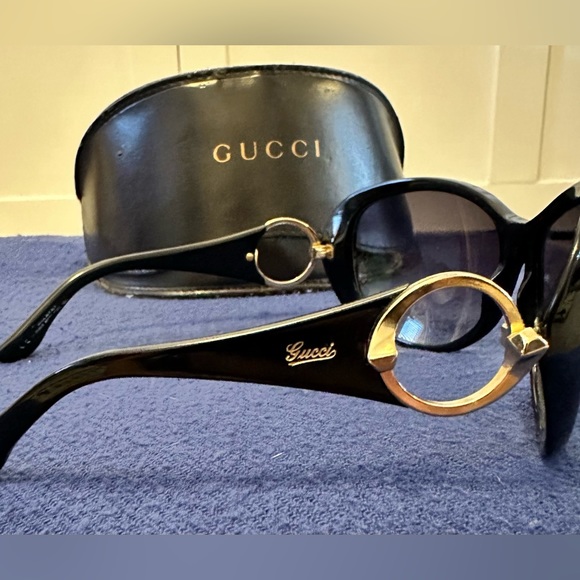Black and gold Gucci sunglasses - Picture 2 of 5